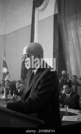 Szczecin, 1947-09-07.Trzeci Zjazd Przemys³owy Ziem Odzyskanych.Obrady W gmachu Muzeum Morskiego.NZ. Przemawia premier ministre Józef Cyrankiewicz. po/ms PAPSzczecin, 7 septembre 1947.Le 3ème Congrès industriel des territoires récupérés au Musée maritime.Photo: PM Jozef Cyrankiewicz. po/ms PAP Banque D'Images