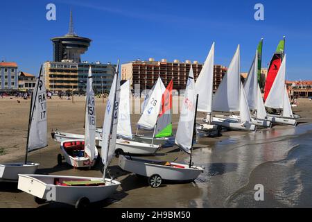 École de voile à Palavas-les-Flots plage, Languedoc Roussillon, France Banque D'Images