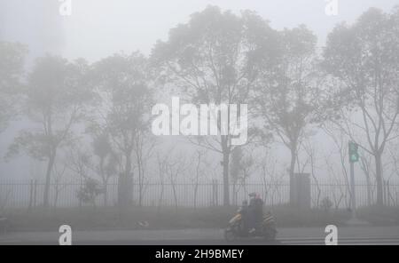 6 décembre 2021, Huai'an, Huai'an, Chine : le 6 décembre 2021, un brouillard épais est apparu à Huai'an, Jiangsu, comme les vagues sur la mer, formant une photo magnifique.le même jour, l'observatoire météorologique de la ville‚-„-âs a émis un signal d'avertissement de brouillard orange à 03:01 :On s'attend à ce qu'il y ait du brouillard avec une visibilité de moins de 200 mètres dans les régions du centre et du sud au cours des 6 prochaines heures.Veuillez prendre des précautions.(Image de crédit : © SIPA Asia via ZUMA Press Wire) Banque D'Images