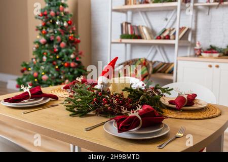 Belle table avec décoration de Noël dans le salon.Célébration.Cadre idéal pour le dîner de Noël.Décorations des fêtes.Décor. Banque D'Images