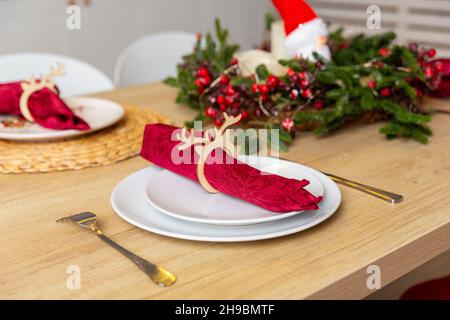 Belle table avec décoration de Noël dans le salon.Célébration.Cadre idéal pour le dîner de Noël.Décorations des fêtes.Décor. Banque D'Images