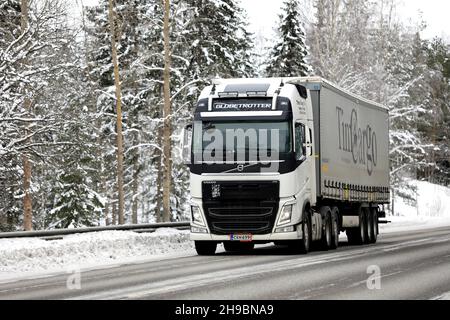 Remorque semi-remorque White Volvo FH Timo Cargo Oy transportant des marchandises sur l'autoroute 52 par un jour gris d'hiver.Salo, Finlande.12 février 2021. Banque D'Images