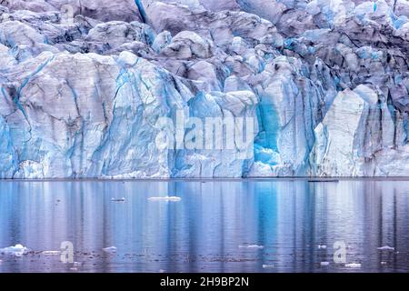 Détail de la surface frontale du glacier de Fjalljokull reflétée dans le lagon glaciaire de Fjallsarlon.Partie ou le parc national Vatnajokull dans le sud Banque D'Images