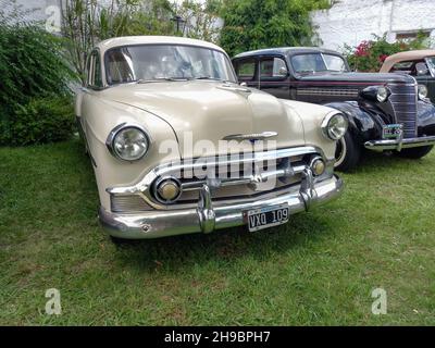 LOMAS DE ZAMORA - BUENOS AIRES, ARGENTINE - 05 décembre 2021 : photo d'une vieille berline American Chevrolet Bel Air quatre portes 1953 par GM.Vue avant.CADE Banque D'Images