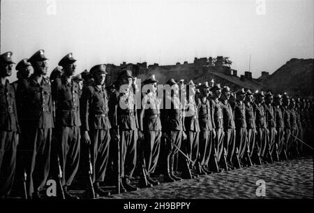 Varsovie, 1947-09-16.Trzecia rocznica desantu ¿o³nierzy 1 Dywizji Wojska Polskiego im.Koœciuszki na lewym brzegu Wis³y.NZ. apel poleg³ych na Przyczó³ku Czerniakowskim. bk/mgs PAPVarsovie, le 16 septembre 1947.Le 3e anniversaire de l'atterrissage des soldats de l'armée polonaise Tadeusz Kosciuszko 1ère Division sur la rive gauche de la Vistule.Photo: Appel d'un rouleau d'honneur sur Przyczolek Czerniakowski. bk/mgs PAP Banque D'Images