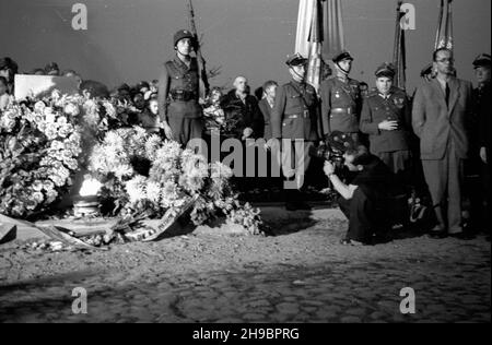 Varsovie, 1947-09-16.Trzecia rocznica desantu ¿o³nierzy 1 Dywizji Wojska Polskiego im.Koœciuszki na lewym brzegu Wis³y.Apel poleg³ych na Przyczó³ku Czerniakowskim.warta honorowa i wieñce z³o¿un przy pomniku czci Koœciuszkowców W miejcu desantu. bk/mPAP gsVarsovie, le 16 septembre 1947.Le 3e anniversaire de l'atterrissage des soldats de l'armée polonaise Tadeusz Kosciuszko 1ère Division sur la rive gauche de la Vistule.Photo: Appel d'un rouleau d'honneur sur Przyczolek Czerniakowski. bk/mgs PAP Banque D'Images