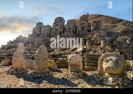 Statues anciennes sur le sommet de la montagne Nemrut à Adiyaman, Turquie.Site du patrimoine mondial de l'UNESCO.Roi Antiochus de la tombe de Commagene. Banque D'Images