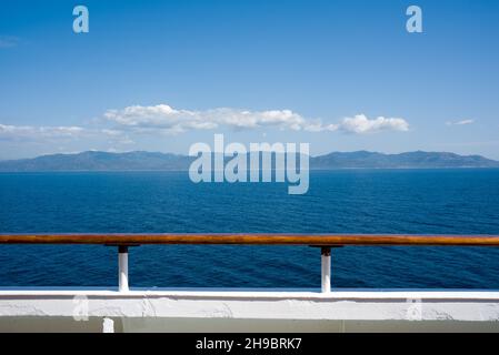 Vue sur la côte depuis un pont de bateau Banque D'Images
