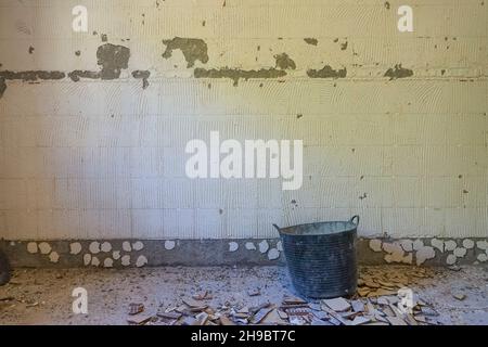 Cuisine avec carreaux enlevés, en construction, maison, travaux en cours. Banque D'Images