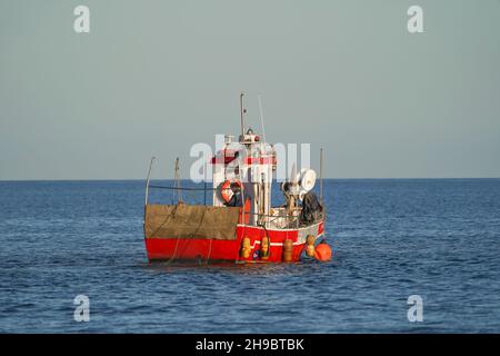 Seul seul, petit bateau de pêche en mer Méditerranée, l'Andalousie, Costa del Sol, Espagne. Banque D'Images
