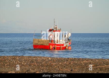 Seul seul, petit bateau de pêche en mer Méditerranée, l'Andalousie, Costa del Sol, Espagne. Banque D'Images