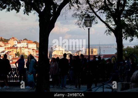 Silhouettes de touristes et visiteurs à admirer la vue de Lisbonne de l'observation (Miradouro de São Pedro de Alcântara) dans le Bairr Banque D'Images