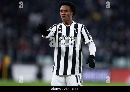 Turin, Italie.05e décembre 2021.Juan Cuadrado de Juventus FC gestes pendant la série Un match entre Juventus FC et Genoa CFC au stade Allianz le 5 décembre 2021 à Turin, Italie.Credit: Marco Canoniero / Alamy Live News Banque D'Images