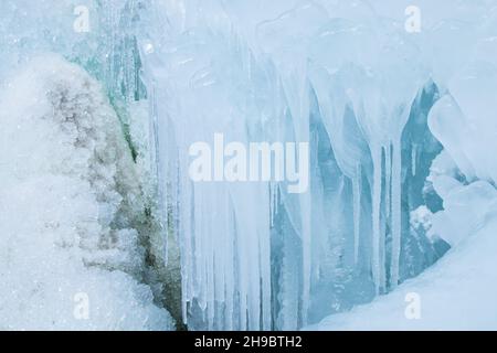 Fond d'hiver fait de glace, de glace, de gouttes d'eau congelées. Banque D'Images