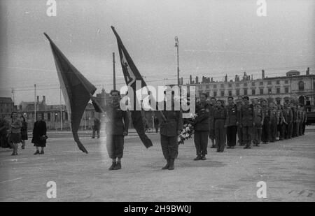 Varsovie, 1947-09-23.Plac Zwyciêstwa.NZ. Przedstawiciele Czechos³owackich Brygad Odbudowy sk³adaj¹ wieniec przed Grobem Nieznanego ¯o³nierza. bk/mgs PAPVarsovie, le 23 septembre 1947.Place Zwyciestwa.Photo : des représentants des Brigades tchécoslovaques en reconstruction posant une couronne devant la tombe du soldat inconnu. bk/mgs PAP Banque D'Images