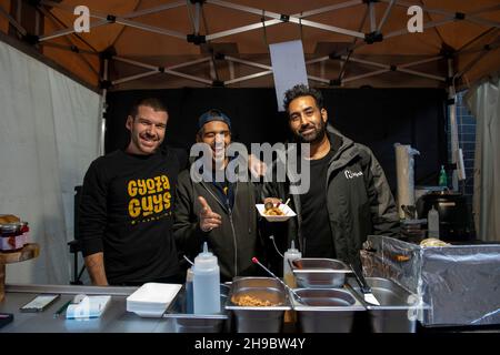 Un stall de nourriture de rue Gyoza Guys par Amir PEM au Maltby Street Market à Londres un samedi matin Banque D'Images