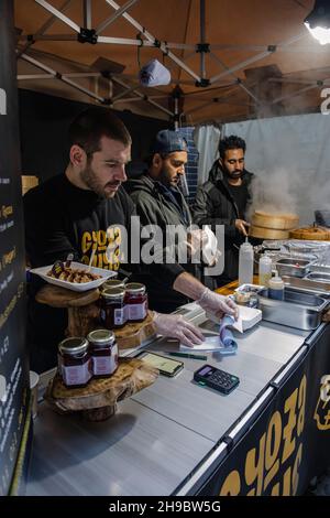 Un stall de nourriture de rue Gyoza Guys par Amir PEM au Maltby Street Market à Londres un samedi matin Banque D'Images