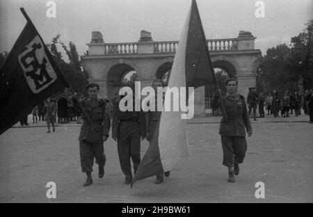 Varsovie, 1947-09-23.Plac Zwyciêstwa.NZ. Przedstawiciele Czechos³owackich Brygad Odbudowy przed Grobem Nieznanego ¯o³nierza po z³o¿eniu wieñców. bk/mgs PAPVarsovie, le 23 septembre 1947.Place Zwyciestwa.Photo : des représentants des Brigades tchécoslovaques en reconstruction posant une couronne devant la tombe du soldat inconnu. bk/mgs PAP Banque D'Images