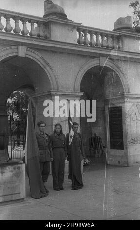 Varsovie, 1947-09-23.Plac Zwyciêstwa.NZ. Przedstawiciele Czechos³owackich Brygad Odbudowy przed Grobem Nieznanego ¯o³nierza po z³o¿eniu wieñców. bk/mgs PAPVarsovie, le 23 septembre 1947.Place Zwyciestwa.Photo : des représentants des Brigades tchécoslovaques en reconstruction posant une couronne devant la tombe du soldat inconnu. bk/mgs PAP Banque D'Images