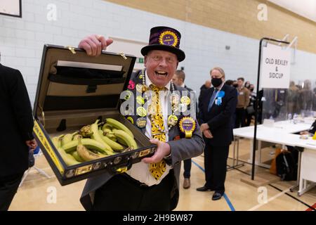 Les membres du 'Parti officiel Monster Raving Loony' avec le candidat 'Mad Mike Young' à l'élection partielle parlementaire de Old Bexley et Sidcup UK. Banque D'Images