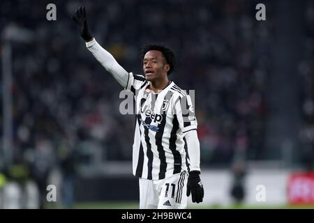 Turin, Italie.05e décembre 2021.Juan Cuadrado de Juventus FC gestes pendant la série Un match entre Juventus FC et Genoa CFC au stade Allianz le 5 décembre 2021 à Turin, Italie.Credit: Marco Canoniero / Alamy Live News Banque D'Images