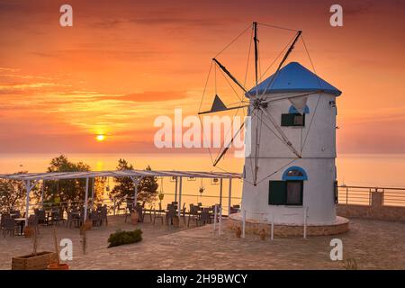 Moulin à vent blanc traditionnel au lever du soleil, cap Skinari, île de Zakynthos, Grèce Banque D'Images