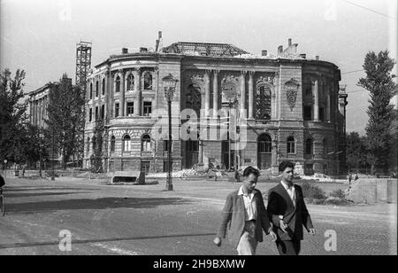 Varsovie, 1947-09-28.Rekonstrukcja dachu Politchniki Warszawskiej.NZ.Politchnika Warszawska - widok ogólny gmachu.Pzed budyniem widoczny niemiecki bunkier - pami¹tka z czasów II wojny œwiatowej. bk/ppr PAPVarsovie, le 28 septembre 1947.Reconstruction d'un toit de l'Université technique de Varsovie.Photo: Université technique de Varsovie - une vue du bâtiment.Devant le bâtiment - bunker allemand de la Seconde Guerre mondiale bk/ppr PAP Banque D'Images