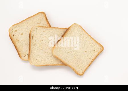 ensemble de tranches pain grillé isolé sur fond blanc, pain de blé frais, vue de dessus Banque D'Images
