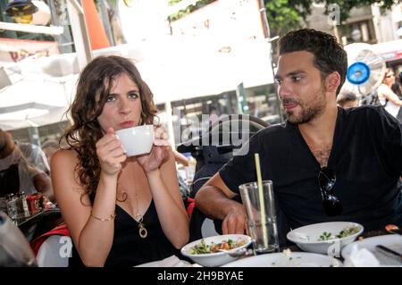 Un jeune couple prend son petit-déjeuner dans un café en plein air de tel Aviv, Israël Banque D'Images
