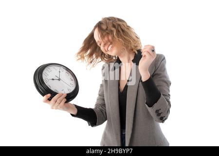 Femme souriante tenant une grande horloge dans ses mains.Temps de repos, détente, concept de vacances.Isolé sur blanc Banque D'Images