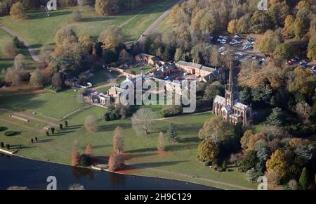 Vue aérienne du parc Clumber (y compris le centre de découverte) et de la chapelle Sainte-Marie-la-Vierge près de Worksop (ce cliché de plus de 1500') Banque D'Images