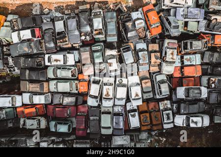 Vue aérienne d'un dépotoir d'automobile soviétique d'un drone.Tir de dessus à des tas de voitures rouillées.Voitures russes abandonnées en attente de mise au rebut et Banque D'Images