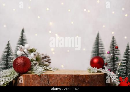 Fond de Noël avec podium en bois pour la présentation du produit et les décorations de noël.Le socle est en bois naturel Banque D'Images