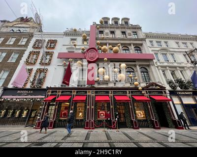 Londres, Royaume-Uni.05e décembre 2021.Les employés se tiennent devant le magasin Cartier sur New Bond Street à Londres, en Angleterre, le 5 décembre 2021.Le Royaume-Uni a imposé de nouvelles mesures de voyage en raison des préoccupations de la variante Omicron COVID-19.(Photo de Samuel Rigelhaupt/Sipa USA) crédit: SIPA USA/Alay Live News Banque D'Images