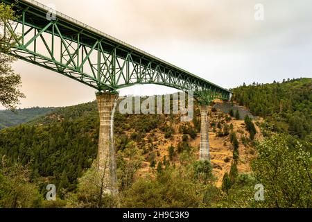 Vue sur le pont de Foresthill, pont routier traversant la rivière North Fork American.Californie. Banque D'Images