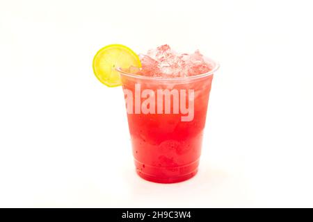 Boisson glacée à la fraise avec une tranche de citron servie dans une tasse à emporter. Banque D'Images