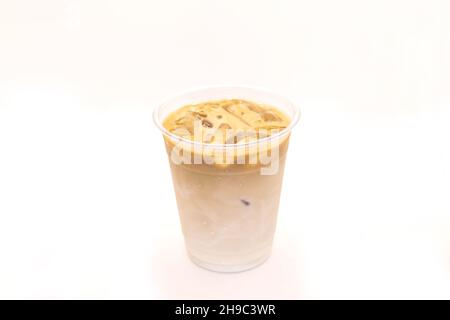 Latte glacé à la vanille et au caramel noisette servi dans une tasse en plastique à emporter. Banque D'Images