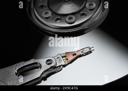 Tête magnétique au-dessus de la surface du disque dur.Disque dur interne Banque D'Images