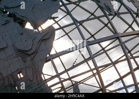 Une vue inhabituelle de Unisphere contre un ciel sombre et nuageux.Au parc Flushing Meadows Corona à Queens, New York. Banque D'Images