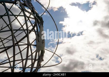 Une vue inhabituelle de Unisphere contre un ciel sombre et nuageux.Au parc Flushing Meadows Corona à Queens, New York. Banque D'Images