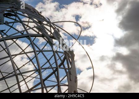 Une vue inhabituelle de Unisphere contre un ciel sombre et nuageux.Au parc Flushing Meadows Corona à Queens, New York. Banque D'Images