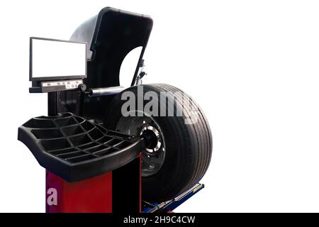 Dispositif d'équilibrage de roue de camion pour montage de pneu isolé sur fond blanc Banque D'Images