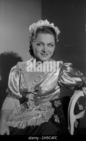 Varsovie, 1947-10.Wesle Figara Pierre'a Beaumarchais - pierwsze przedstawienie Teatru Nowego przy ul.Pu³awskiej 39.NZ.IRENA Górska (Zuzanna). ps/gr PAP Dok³adny dzieñ wydarzenia nieustalony.Varsovie, octobre 1947.Le mariage de Figaro par Pierre Beaumarchais - la première représentation du Théâtre Nowy au 39 rue Pulawska.Photo : IRENA Gorska (Susanna). ps/gr PAP Banque D'Images