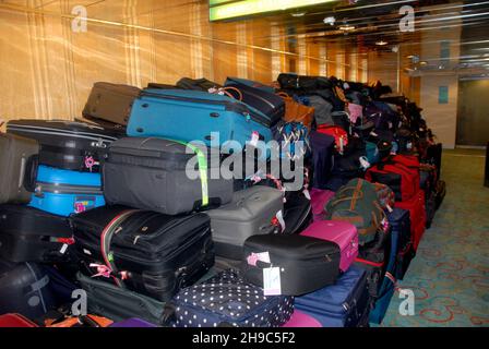 Les bagages recueillis par les porteurs de passagers à bord d'un navire de croisière et placés dans une zone de détention temporaire avant de débarquer Banque D'Images