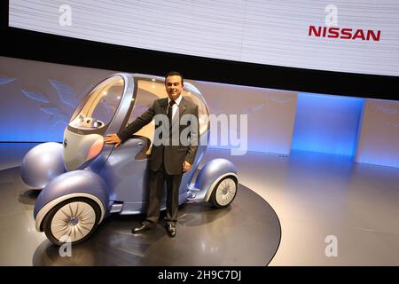 Carlos Ghosn, PDG de Nissan et Renault, avec la voiture Nissan 'PIVO 2' au 40ème salon de l'automobile de Tokyo, à Makuhari Messe, Tokyo, Japon, mercredi 24 octobre,2007. Banque D'Images