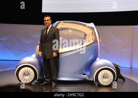 Carlos Ghosn, PDG de Nissan et Renault, avec la voiture Nissan 'PIVO 2' au 40ème salon de l'automobile de Tokyo, à Makuhari Messe, Tokyo, Japon, mercredi 24 octobre,2007. Banque D'Images