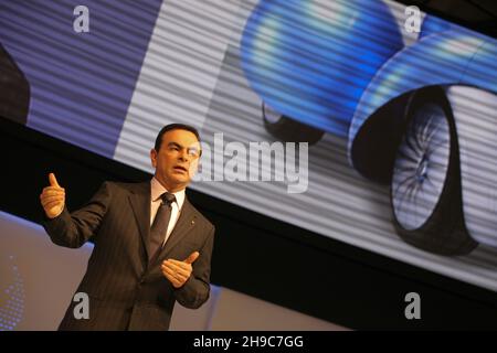 Carlos Ghosn, PDG de Nissan et de Renault, avec la Nissan 'PIVO 2' au 40ème salon de l'automobile de Tokyo, au Makuhari Messe, Tokyo, Japon, mercredi 24 octobre,2007. Banque D'Images