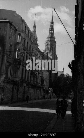 Legnica, 1947-10.Ulica na Starym Mieœcie biegn¹ca W stronê placu Katedralnego.W tle neogyckie wie¿e katedry Œwiêtych Piotra i Paw³a. wb/gr PAPDok³adny dzieñ wydarzenia nieustalony.Legnica, octobre 1947.Une rue de la vieille ville qui mène à la place Katedralny, en arrière-plan les tours du néo-Gothical Paul et de la cathédrale Peter. wb/gr PAP Banque D'Images