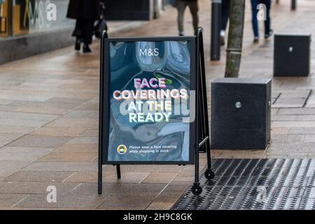 Preston, Lancashire.Météo Royaume-Uni 6 décembre 2021.Magasins, shopping, shopping dans le centre-ville par une journée humide et venteuse.Un avertissement météo pour les vents de 50 km/h est prévu pour entrer en vigueur à l'approche de Storm Barra.Crédit : MediaWorldImages/AlamyLiveNews Banque D'Images