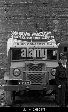 Varsovie, 1947-10.Jeden z samochodów kina objazdowego. wb/gr PAP Dok³adny dzieñ wydarzenia nieustalony.Varsovie, octobre 1947.Un des chariots de la 'vie sur les roues'. wb/gr PAP Banque D'Images